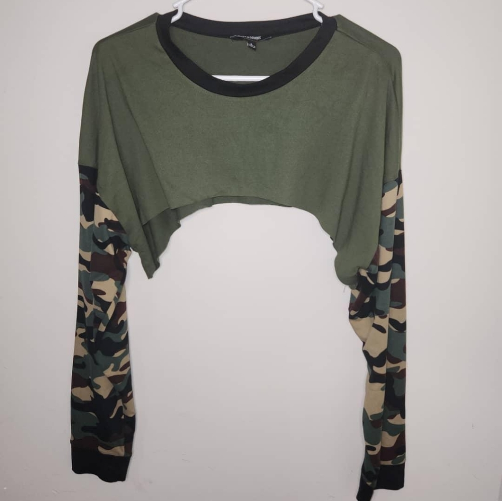 Women's crop camo cut out top sz large
